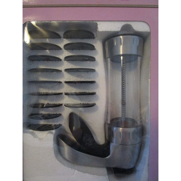Wilton Cookie Pro Ultra II Cookie Press with 17 discs New In Box - Picture 4 of 8